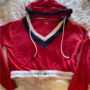 Cropped Tommy Hilfiger red top